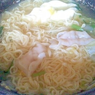 落とし卵とレトルト餃子の塩ラーメン